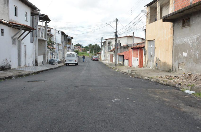  Prefeitura de Feira executa pavimentação asfáltica na Serraria Brasil e no Feira IX