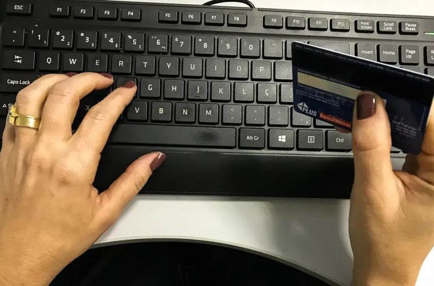  Juros do cartão de crédito sobem e atingem 429,5% ao ano em junho