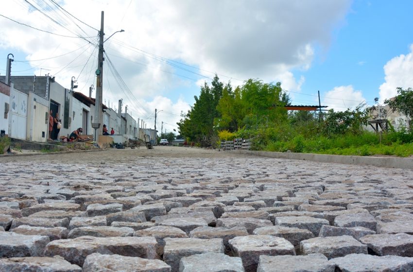  Obras de pavimentação e drenagem avançam na Mangabeira