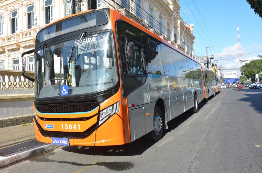  José Ronaldo entrega quatro ônibus com ar-condicionado para o bairro Aviário