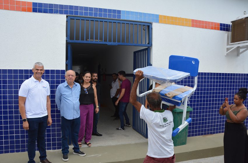 Prefeito José Ronaldo entrega novas carteiras escolares em duas escolas municipais
