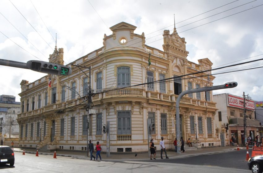 Dias 20 e 23 serão pontos facultativos; horas não trabalhadas serão compensadas