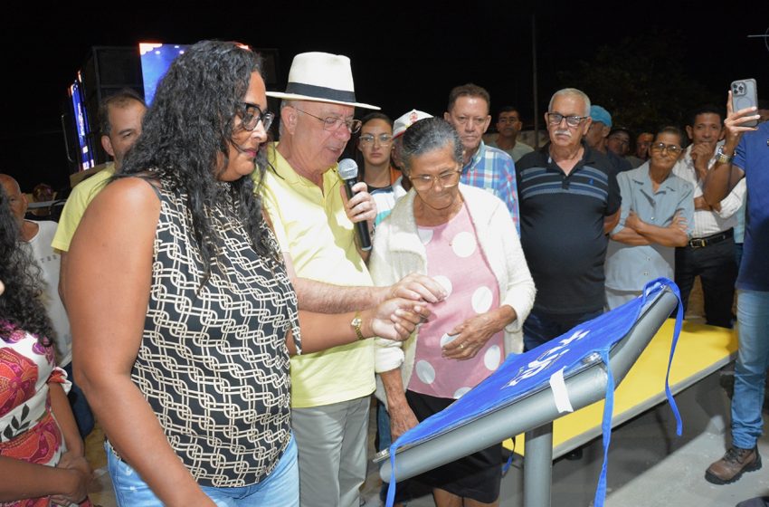  Prefeitura inaugura praça no distrito de Jaíba