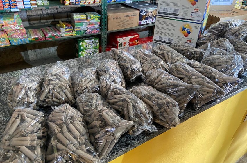 Procon retira 1.927 produtos irregulares de circulação em barracas de fogos durante festas juninas