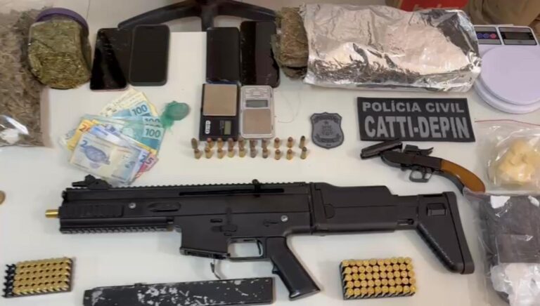 Polícias Civil e Militar capturam mulher com submetralhadora, revólver e drogas