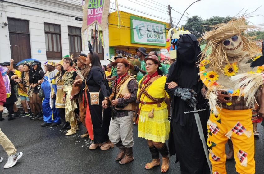 Alegria, tradição e criatividade marcam a passagem do Bando Anunciador