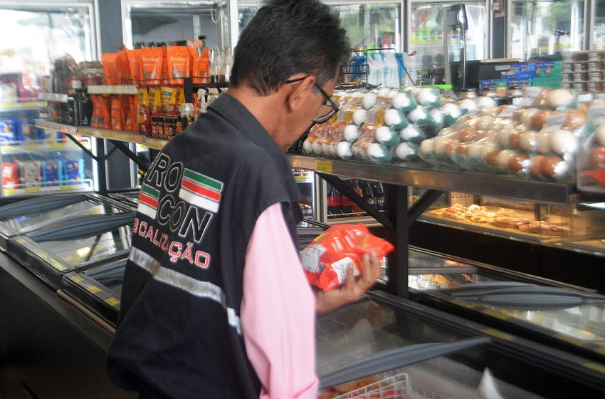 Consumidor deve estar atento ao prazo de validade e condições de embalagem de produtos