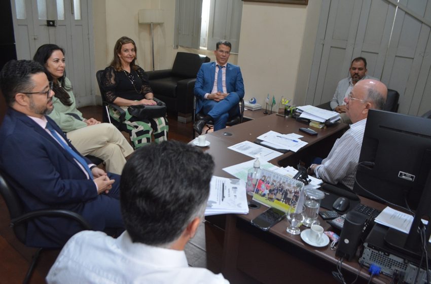  Prefeito José Ronaldo recebe visita de juízes