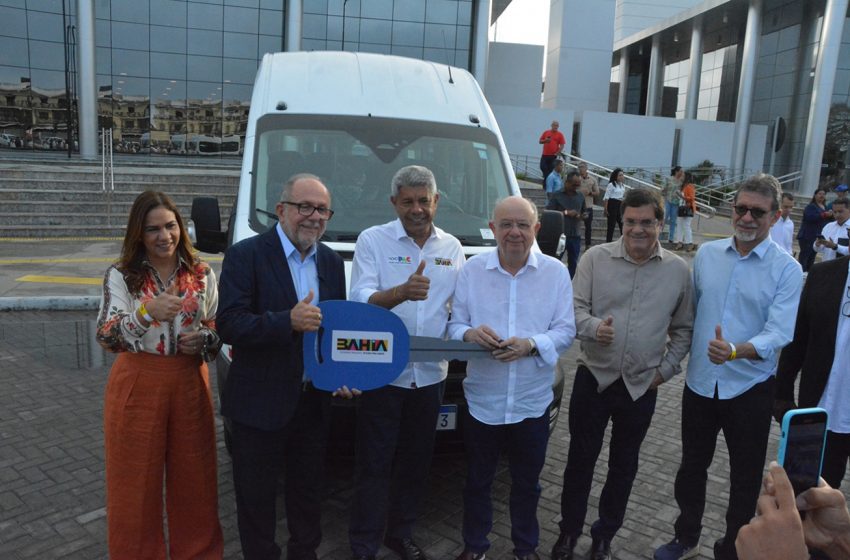 Prefeitura de Feira passa a contar com novo micro-ônibus para transportar pacientes para Salvador