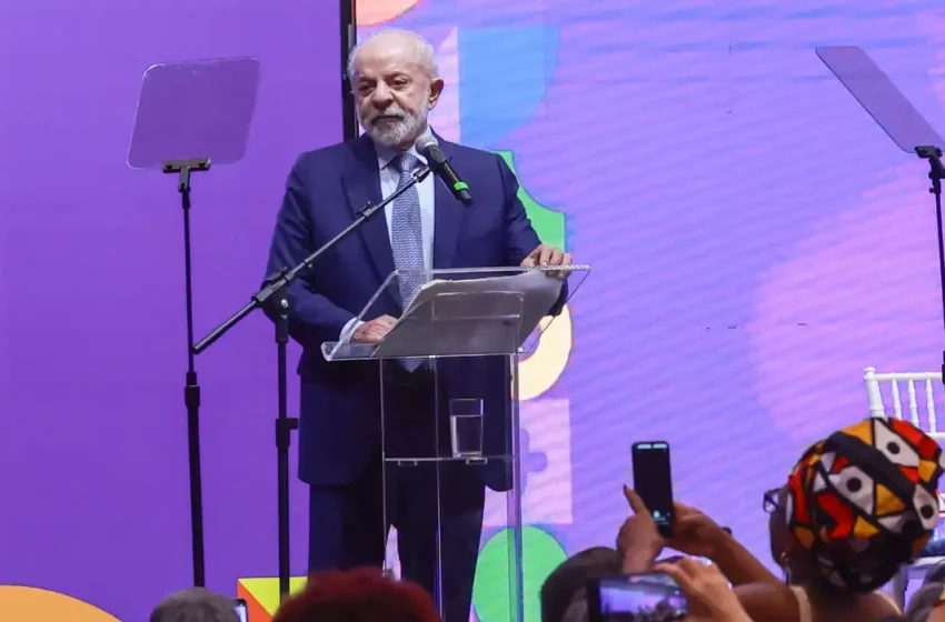 Lula abre conferência e sanciona ampliação da licença-maternidade