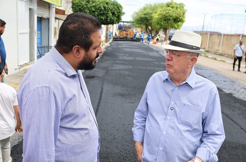  Prefeitura requalifica pavimentação de ruas no Feira V