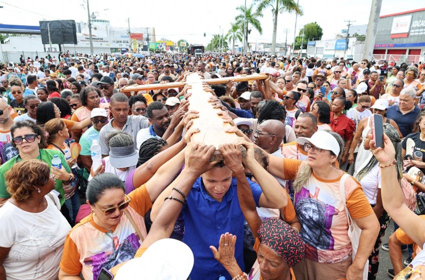  Católicos mostram sua fé na Caminhada do Perdão