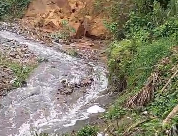 Passagem nos Três Riachos ameaça desabar e coloca ônibus escolares em risco, afirma moradora