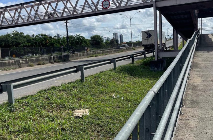  Passarelas de bairros do município precisam de iluminação urgente