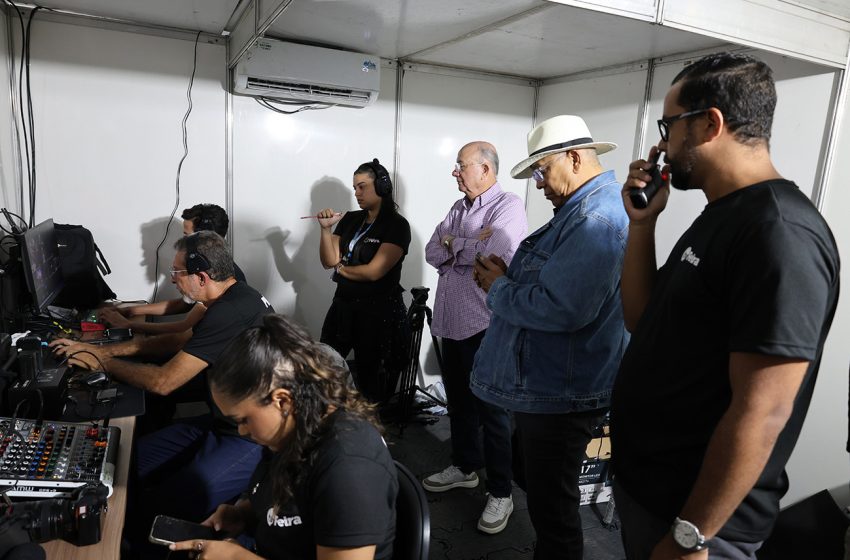  Prefeito visita instalações da TV Feira durante transmissões do Arraiá de Feira