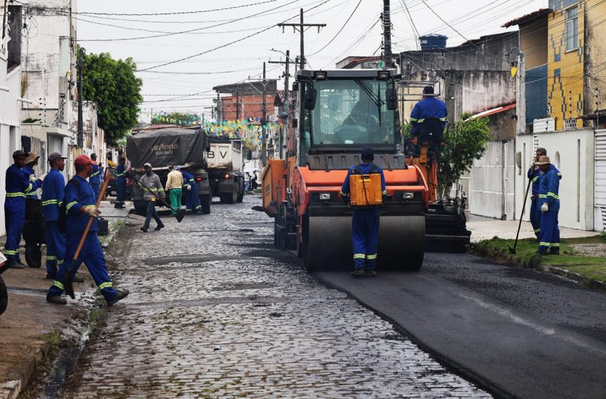  Prefeitura avança com pavimentação asfáltica na rua Itaparica, no bairro Brasília