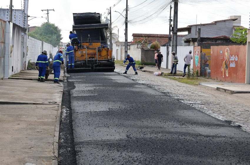  Prefeitura de Feira inicia obras de pavimentação asfáltica de seis ruas no Fraternidade