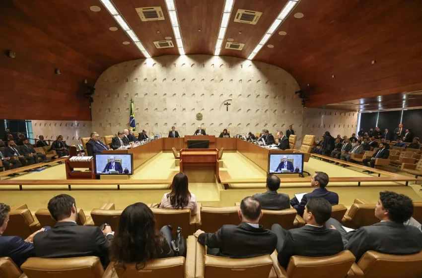  O tribunal ainda não decidiu se Moraes pode ser investigado pelos seus colegas juízes.