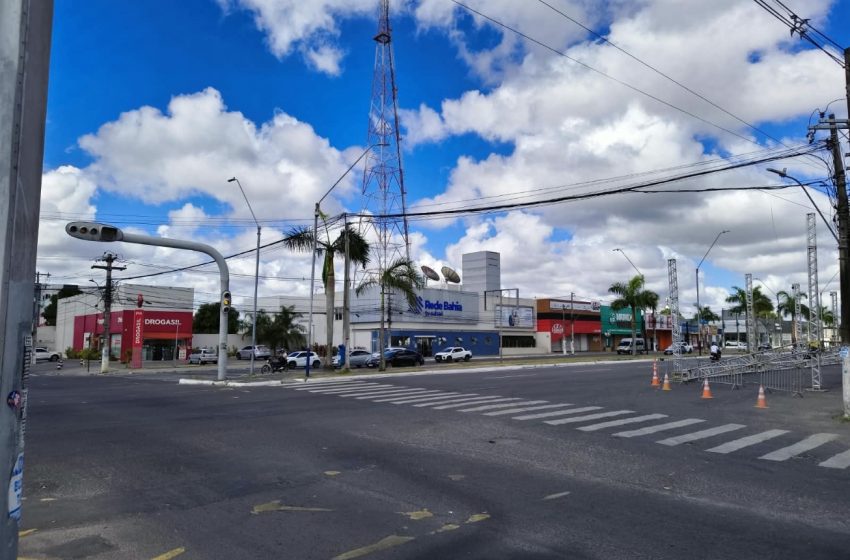  SMT suspende Direita Livre no cruzamento das avenidas Maria Quitéria e Presidente Dutra devido à montagem de camarotes para a Micareta